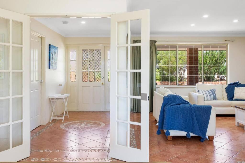 Holiday home Light & Bright Falcon Bay Family Escape