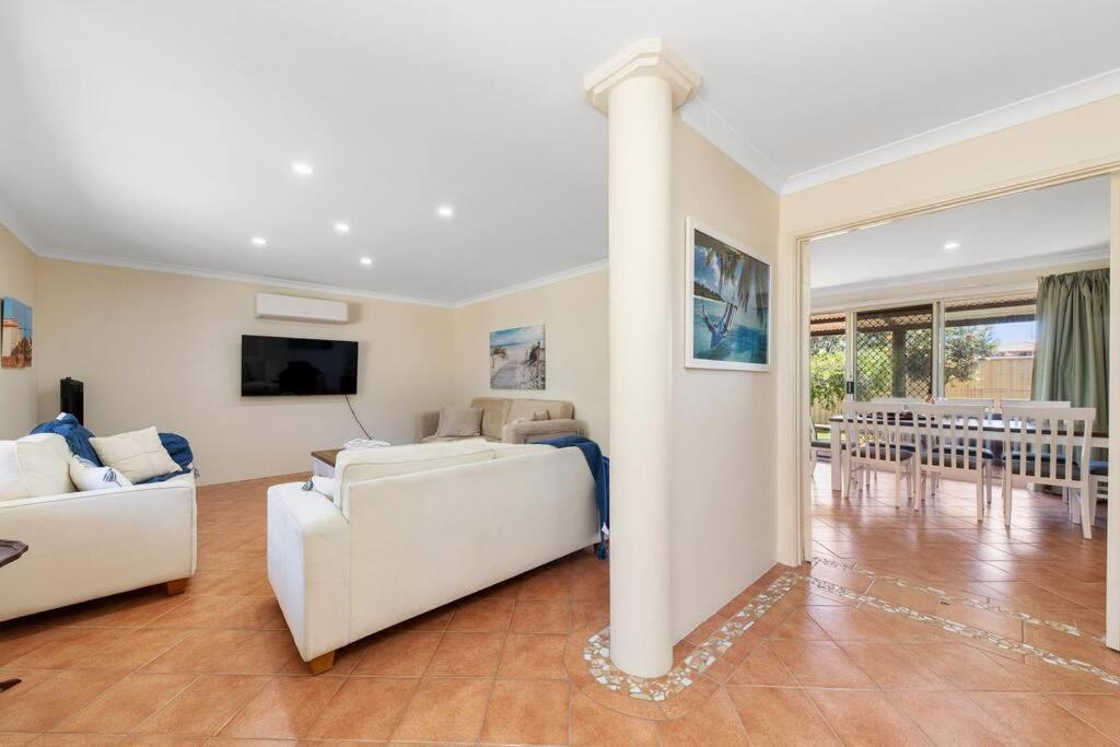 Light & Bright Falcon Bay Family Escape Holiday home Mandurah