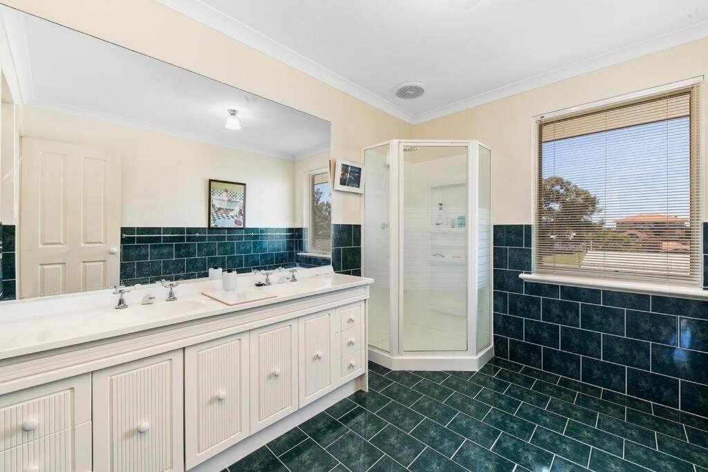 Light & Bright Falcon Bay Family Escape Holiday home *