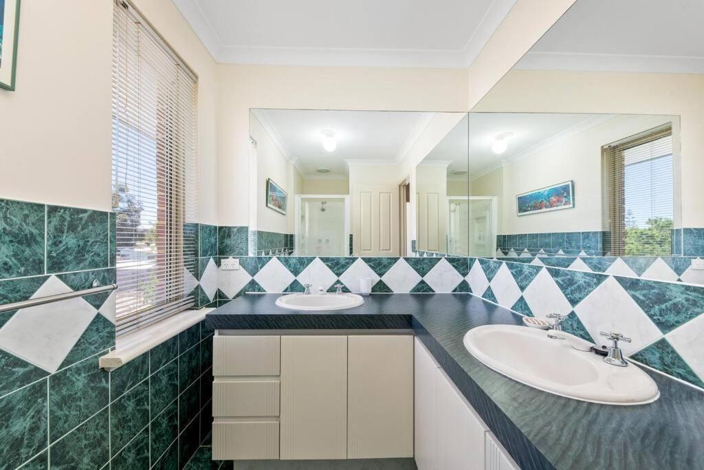Holiday home Light & Bright Falcon Bay Family Escape
